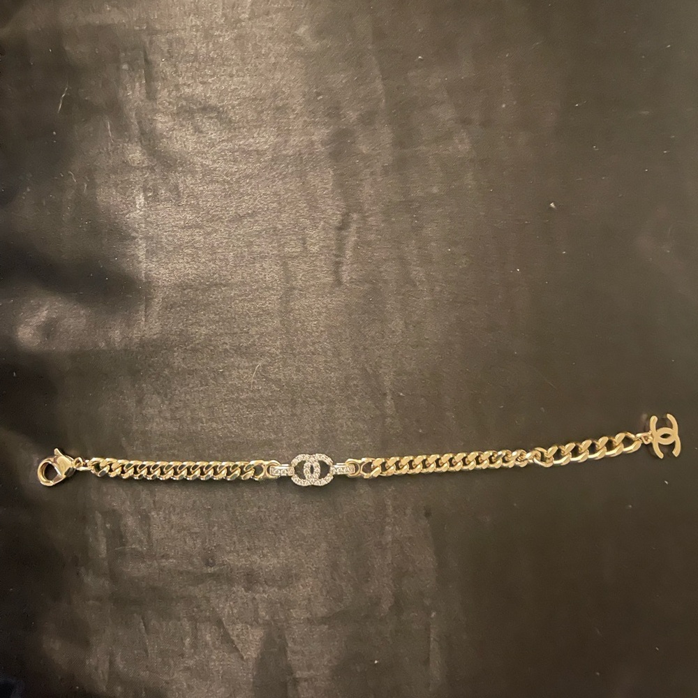 CHANEL Gold Bracelet with Elegant Curb Chain Design